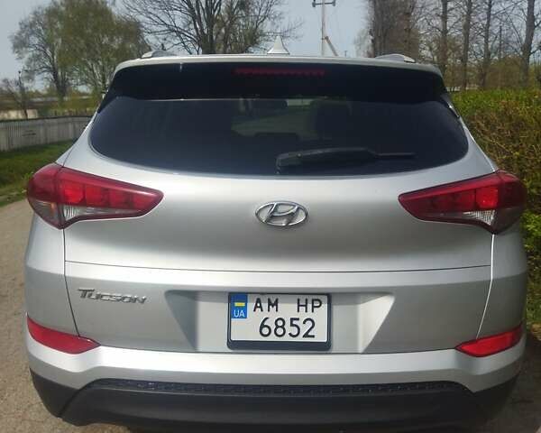 Серый Хендай Туксон, объемом двигателя 2 л и пробегом 160 тыс. км за 16900 $, фото 2 на Automoto.ua