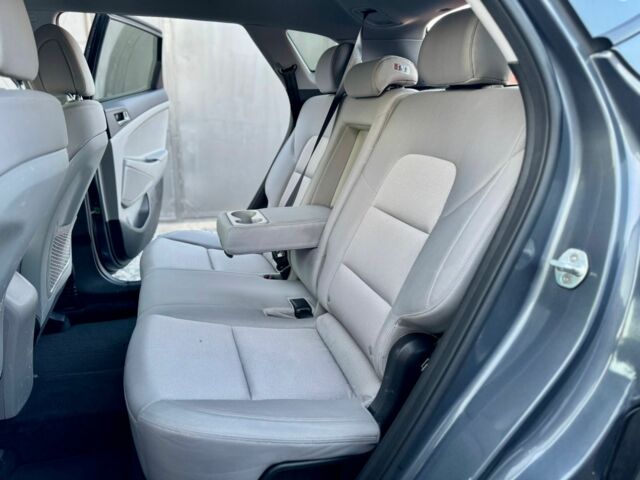 Серый Хендай Туксон, объемом двигателя 2 л и пробегом 115 тыс. км за 13950 $, фото 5 на Automoto.ua