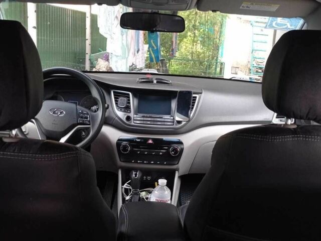 Сірий Хендай Туксон, об'ємом двигуна 2 л та пробігом 128 тис. км за 16800 $, фото 1 на Automoto.ua