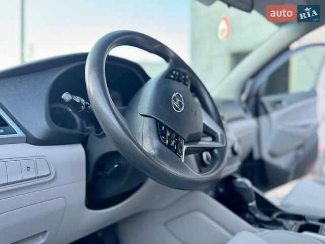 Сірий Хендай Туксон, об'ємом двигуна 2 л та пробігом 184 тис. км за 13950 $, фото 78 на Automoto.ua