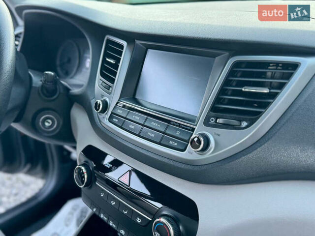 Сірий Хендай Туксон, об'ємом двигуна 2 л та пробігом 184 тис. км за 13950 $, фото 65 на Automoto.ua
