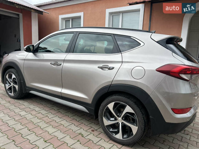 Серый Хендай Туксон, объемом двигателя 0 л и пробегом 219 тыс. км за 19499 $, фото 5 на Automoto.ua