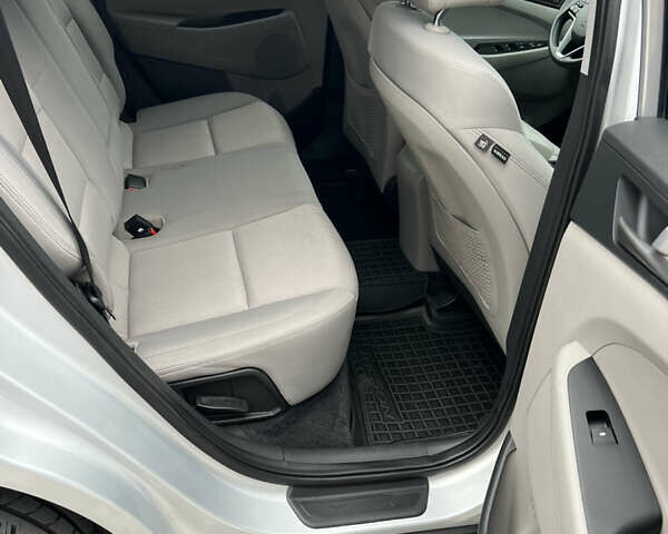 Серый Хендай Туксон, объемом двигателя 2 л и пробегом 123 тыс. км за 14999 $, фото 18 на Automoto.ua