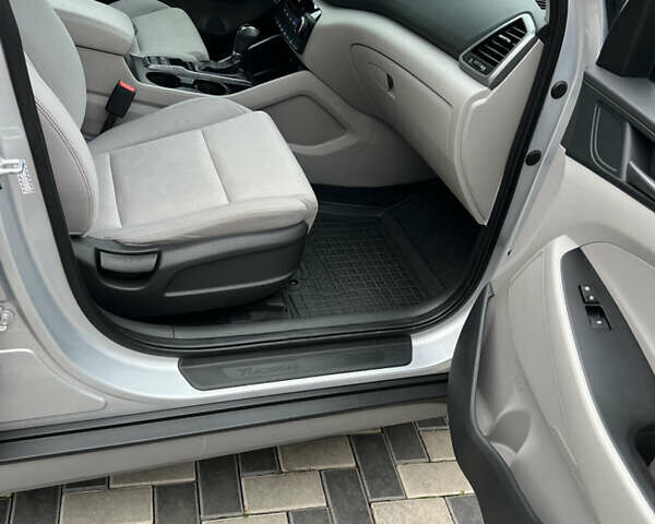 Серый Хендай Туксон, объемом двигателя 2 л и пробегом 123 тыс. км за 14999 $, фото 19 на Automoto.ua