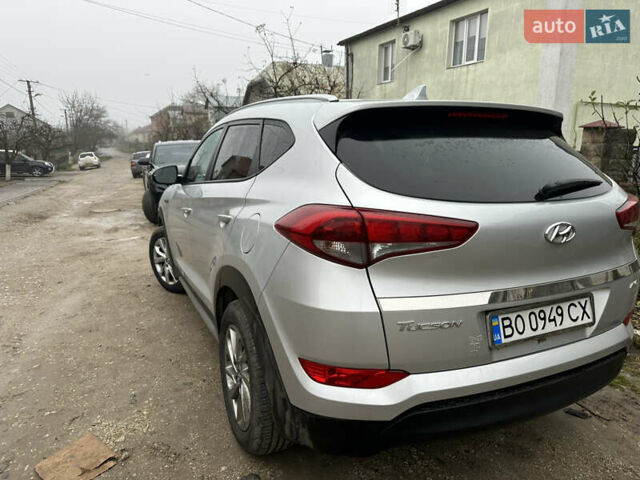 Серый Хендай Туксон, объемом двигателя 2 л и пробегом 130 тыс. км за 15500 $, фото 2 на Automoto.ua