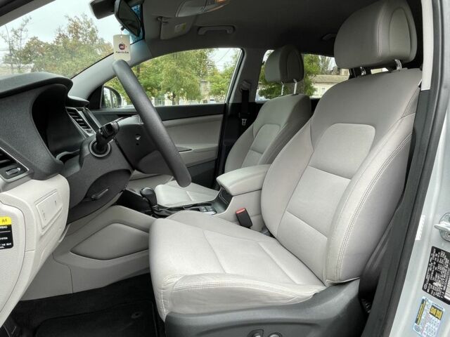 Сірий Хендай Туксон, об'ємом двигуна 2 л та пробігом 150 тис. км за 17999 $, фото 9 на Automoto.ua