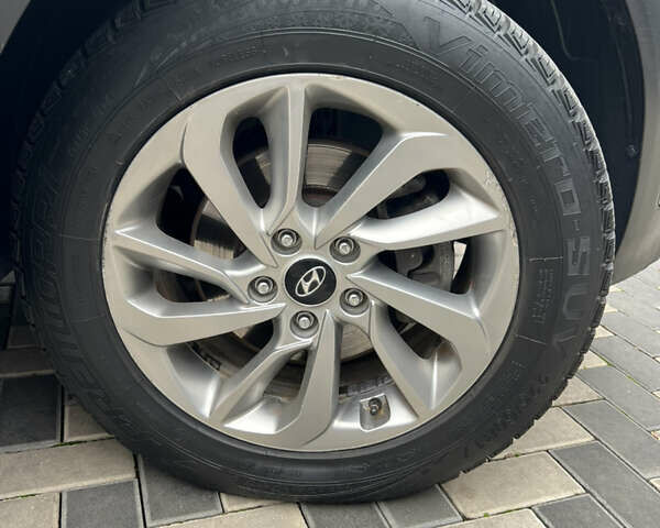 Серый Хендай Туксон, объемом двигателя 2 л и пробегом 123 тыс. км за 14999 $, фото 10 на Automoto.ua