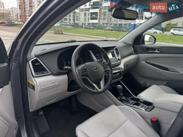 Сірий Хендай Туксон, об'ємом двигуна 2 л та пробігом 89 тис. км за 15400 $, фото 13 на Automoto.ua