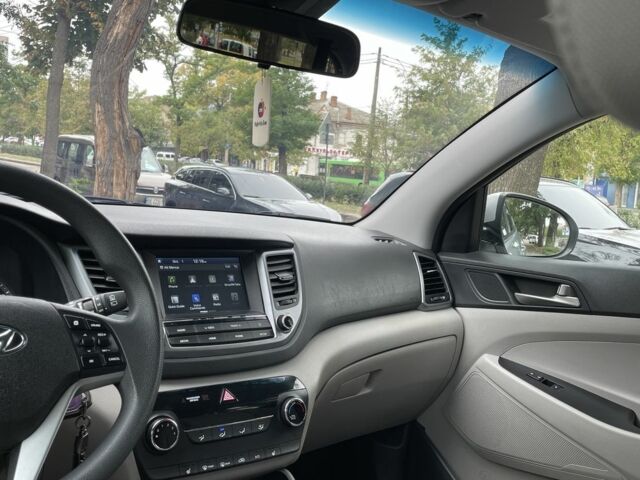 Сірий Хендай Туксон, об'ємом двигуна 2 л та пробігом 150 тис. км за 17999 $, фото 16 на Automoto.ua