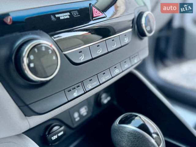 Сірий Хендай Туксон, об'ємом двигуна 2 л та пробігом 184 тис. км за 13950 $, фото 84 на Automoto.ua