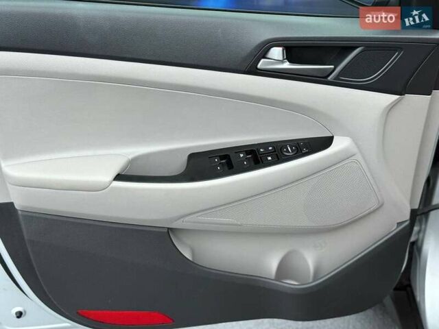 Серый Хендай Туксон, объемом двигателя 1.6 л и пробегом 66 тыс. км за 16999 $, фото 6 на Automoto.ua