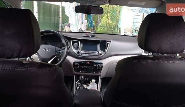 Серый Хендай Туксон, объемом двигателя 2 л и пробегом 128 тыс. км за 16500 $, фото 2 на Automoto.ua