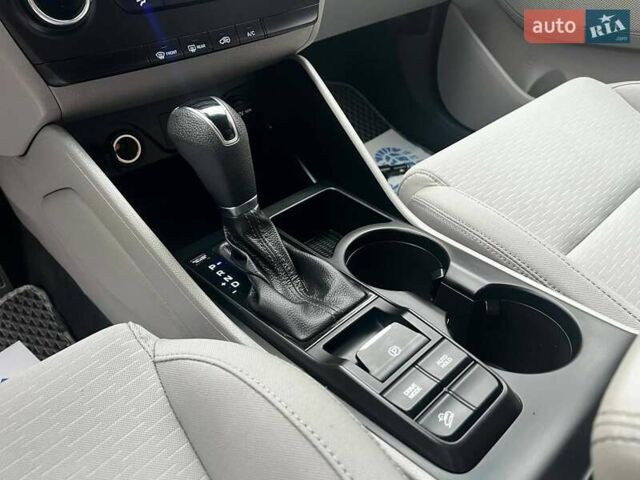 Серый Хендай Туксон, объемом двигателя 1.98 л и пробегом 139 тыс. км за 19500 $, фото 12 на Automoto.ua