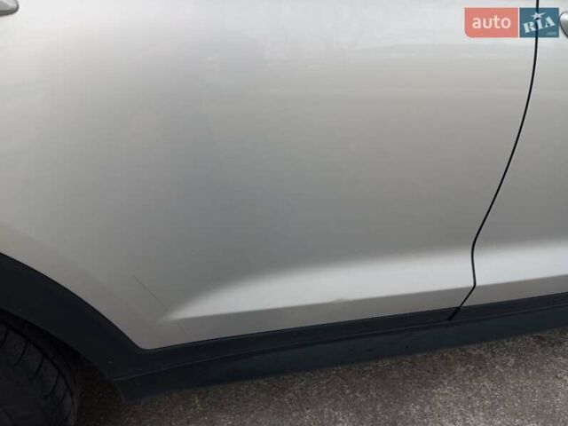 Сірий Хендай Туксон, об'ємом двигуна 2 л та пробігом 152 тис. км за 18000 $, фото 4 на Automoto.ua