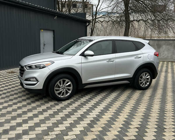 Серый Хендай Туксон, объемом двигателя 2 л и пробегом 123 тыс. км за 14999 $, фото 7 на Automoto.ua