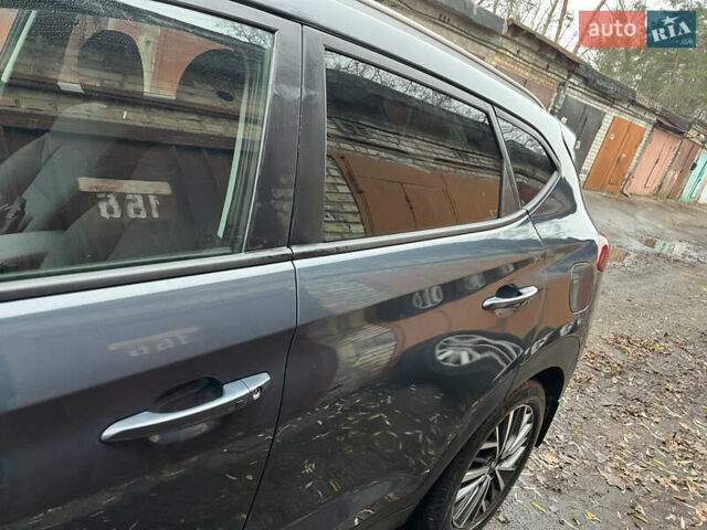 Серый Хендай Туксон, объемом двигателя 2.36 л и пробегом 63 тыс. км за 20500 $, фото 4 на Automoto.ua