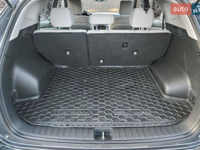 Серый Хендай Туксон, объемом двигателя 2 л и пробегом 68 тыс. км за 15500 $, фото 27 на Automoto.ua