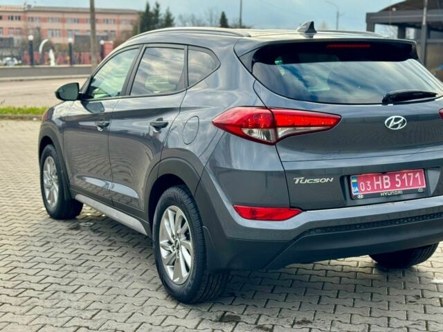 Серый Хендай Туксон, объемом двигателя 2 л и пробегом 115 тыс. км за 13950 $, фото 2 на Automoto.ua