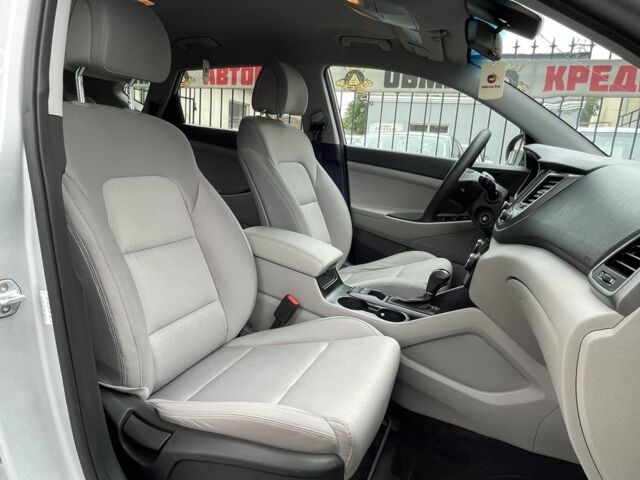 Сірий Хендай Туксон, об'ємом двигуна 2 л та пробігом 150 тис. км за 17999 $, фото 10 на Automoto.ua