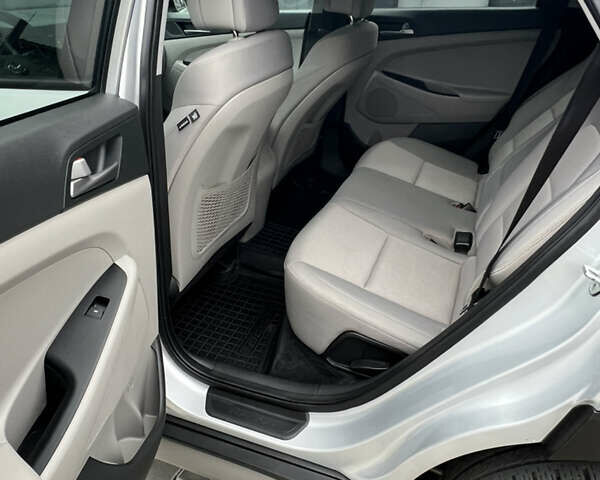 Серый Хендай Туксон, объемом двигателя 2 л и пробегом 123 тыс. км за 14999 $, фото 14 на Automoto.ua