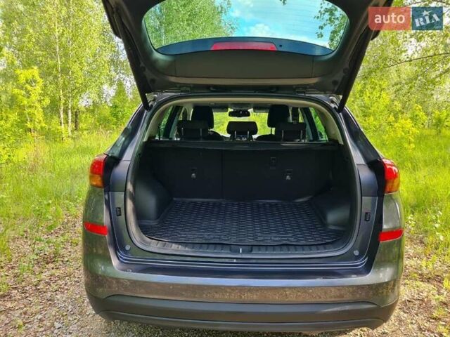 Серый Хендай Туксон, объемом двигателя 2 л и пробегом 163 тыс. км за 20700 $, фото 22 на Automoto.ua