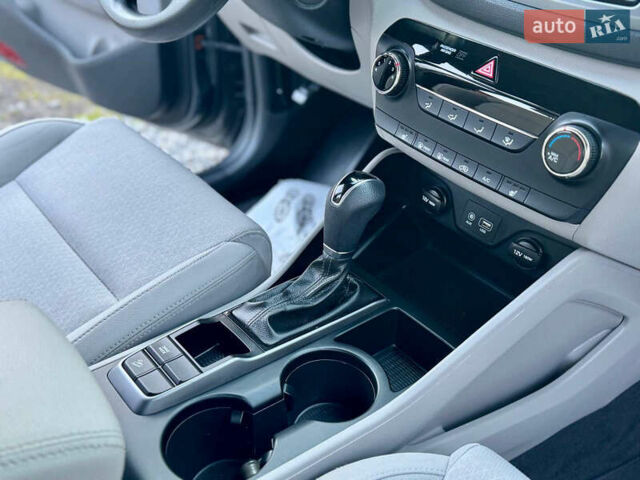 Сірий Хендай Туксон, об'ємом двигуна 2 л та пробігом 184 тис. км за 13950 $, фото 69 на Automoto.ua