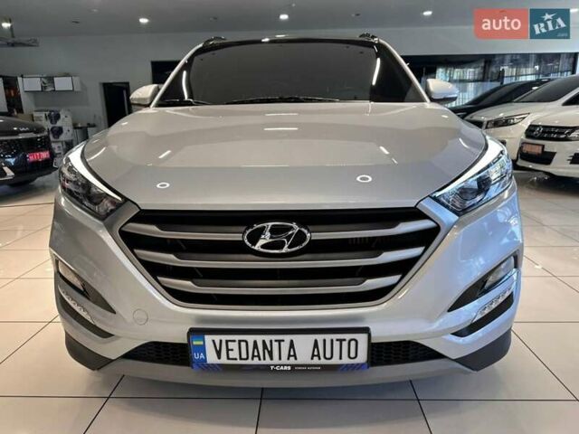 Серый Хендай Туксон, объемом двигателя 2 л и пробегом 127 тыс. км за 21500 $, фото 1 на Automoto.ua
