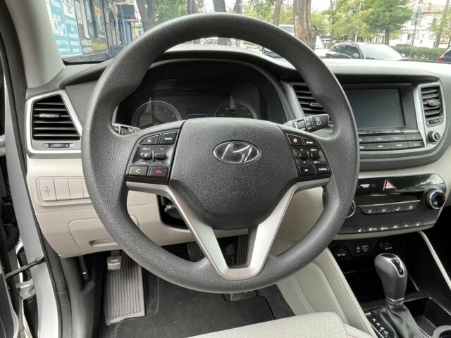 Сірий Хендай Туксон, об'ємом двигуна 2 л та пробігом 150 тис. км за 17999 $, фото 14 на Automoto.ua