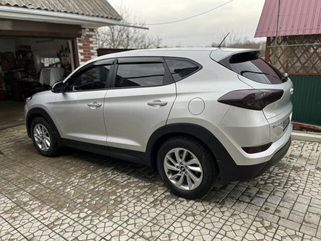 Серый Хендай Туксон, объемом двигателя 2 л и пробегом 92 тыс. км за 20500 $, фото 4 на Automoto.ua