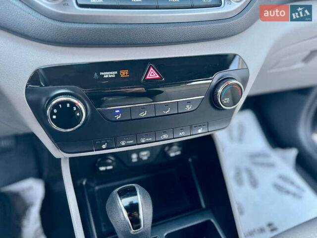 Сірий Хендай Туксон, об'ємом двигуна 2 л та пробігом 184 тис. км за 13950 $, фото 83 на Automoto.ua