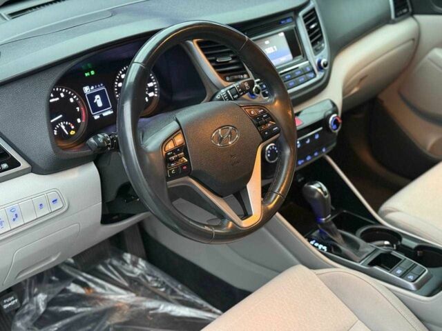 Серый Хендай Туксон, объемом двигателя 1.6 л и пробегом 66 тыс. км за 16999 $, фото 4 на Automoto.ua