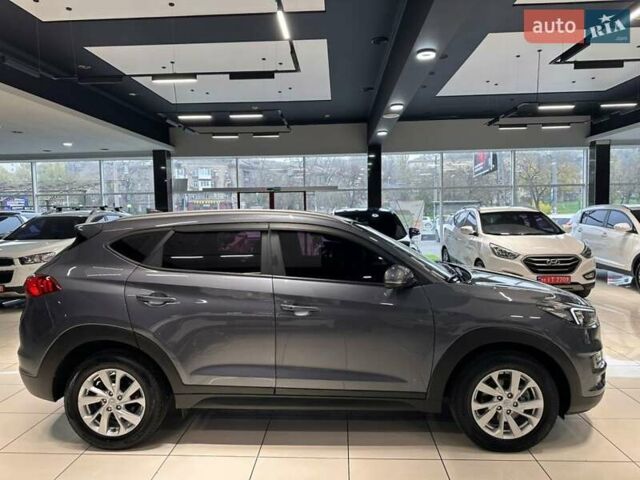 Серый Хендай Туксон, объемом двигателя 2 л и пробегом 69 тыс. км за 20900 $, фото 3 на Automoto.ua