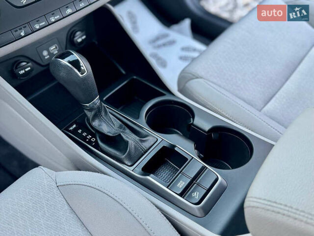 Сірий Хендай Туксон, об'ємом двигуна 2 л та пробігом 184 тис. км за 13950 $, фото 81 на Automoto.ua