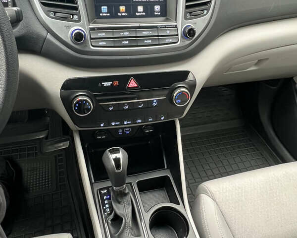 Серый Хендай Туксон, объемом двигателя 2 л и пробегом 123 тыс. км за 14999 $, фото 17 на Automoto.ua