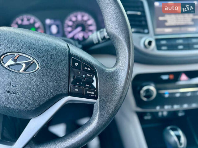 Сірий Хендай Туксон, об'ємом двигуна 2 л та пробігом 184 тис. км за 13950 $, фото 89 на Automoto.ua