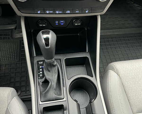 Серый Хендай Туксон, объемом двигателя 2 л и пробегом 123 тыс. км за 14999 $, фото 21 на Automoto.ua