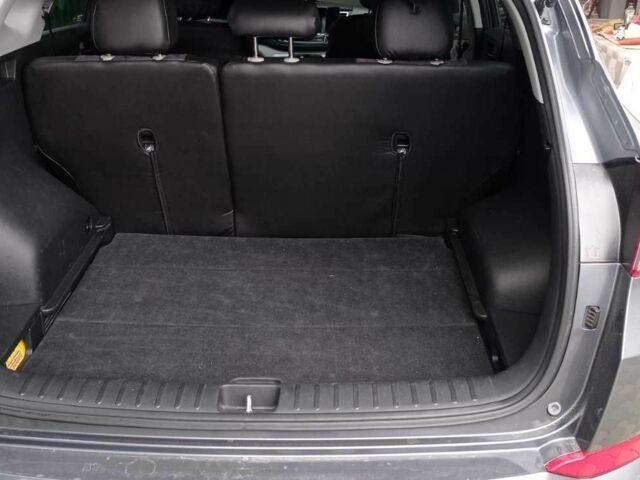 Сірий Хендай Туксон, об'ємом двигуна 2 л та пробігом 128 тис. км за 16800 $, фото 3 на Automoto.ua