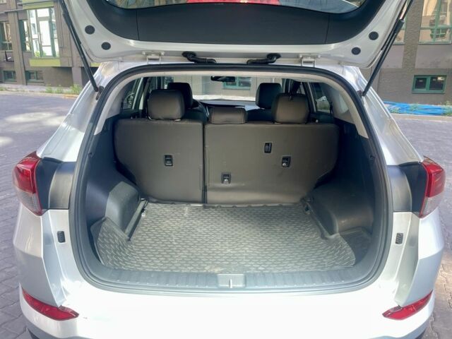 Хендай Туксон 2018 в Киеве на Automoto.ua Серый Хендай Туксон, объемом двигателя 2 л и пробегом 217 тыс. км за 14600 $, фото 13 на Automoto.ua