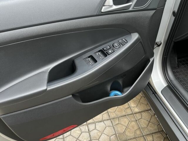 Серый Хендай Туксон, объемом двигателя 2 л и пробегом 92 тыс. км за 20500 $, фото 10 на Automoto.ua