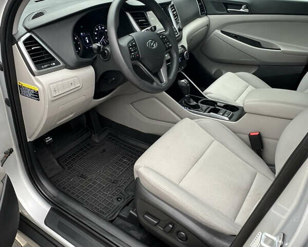 Серый Хендай Туксон, объемом двигателя 2 л и пробегом 123 тыс. км за 14999 $, фото 12 на Automoto.ua