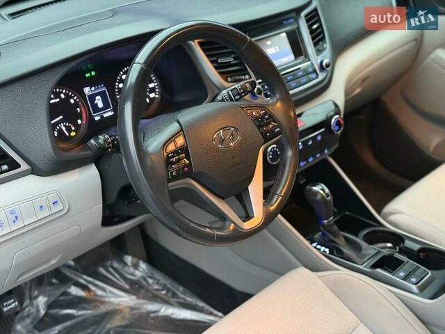Серый Хендай Туксон, объемом двигателя 1.6 л и пробегом 66 тыс. км за 16999 $, фото 4 на Automoto.ua