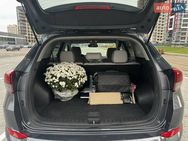 Сірий Хендай Туксон, об'ємом двигуна 2 л та пробігом 89 тис. км за 15400 $, фото 19 на Automoto.ua