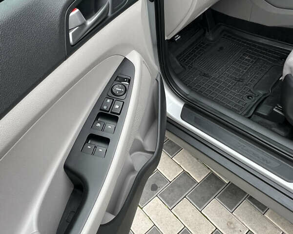 Серый Хендай Туксон, объемом двигателя 2 л и пробегом 123 тыс. км за 14999 $, фото 13 на Automoto.ua