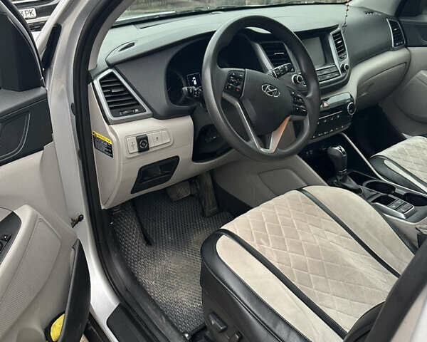 Серый Хендай Туксон, объемом двигателя 2 л и пробегом 130 тыс. км за 15500 $, фото 5 на Automoto.ua