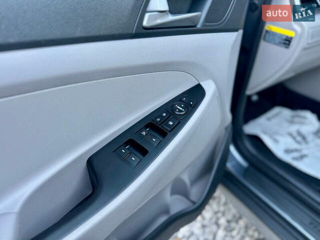 Сірий Хендай Туксон, об'ємом двигуна 2 л та пробігом 184 тис. км за 13950 $, фото 88 на Automoto.ua