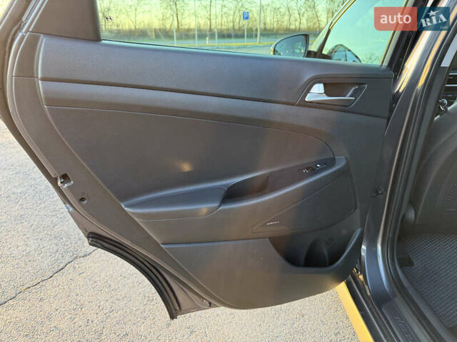 Серый Хендай Туксон, объемом двигателя 1.6 л и пробегом 214 тыс. км за 21000 $, фото 64 на Automoto.ua