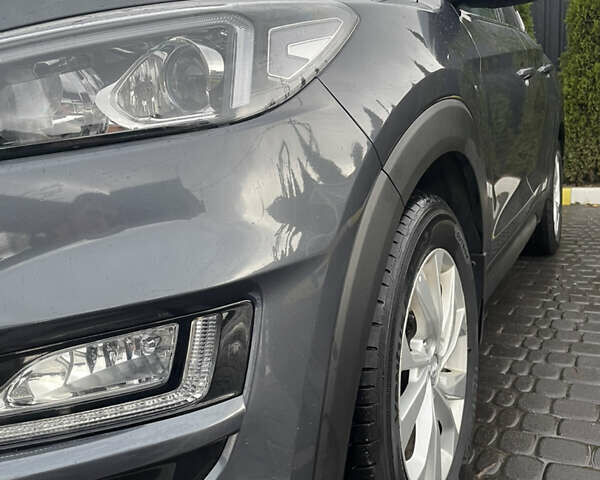 Серый Хендай Туксон, объемом двигателя 2 л и пробегом 140 тыс. км за 19700 $, фото 3 на Automoto.ua