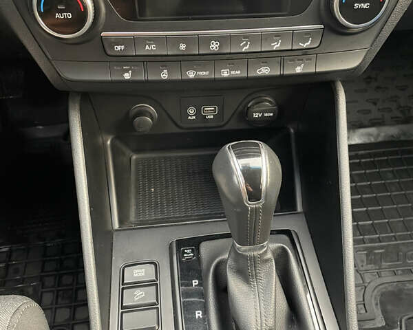 Серый Хендай Туксон, объемом двигателя 2 л и пробегом 140 тыс. км за 19700 $, фото 16 на Automoto.ua