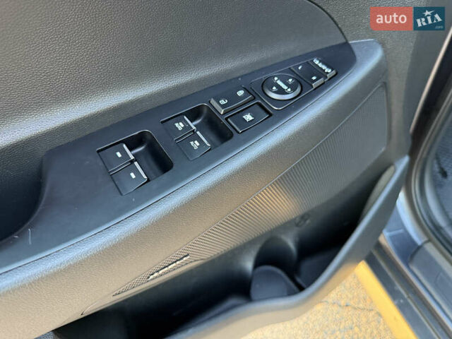 Серый Хендай Туксон, объемом двигателя 1.6 л и пробегом 214 тыс. км за 21000 $, фото 54 на Automoto.ua