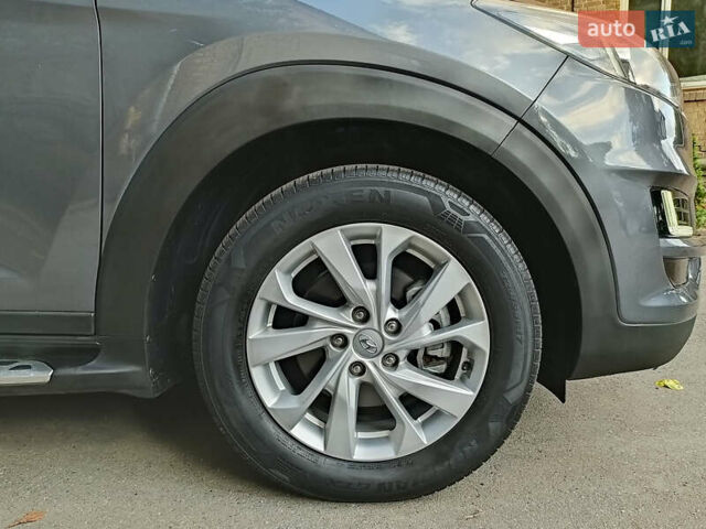 Серый Хендай Туксон, объемом двигателя 2 л и пробегом 97 тыс. км за 21888 $, фото 29 на Automoto.ua